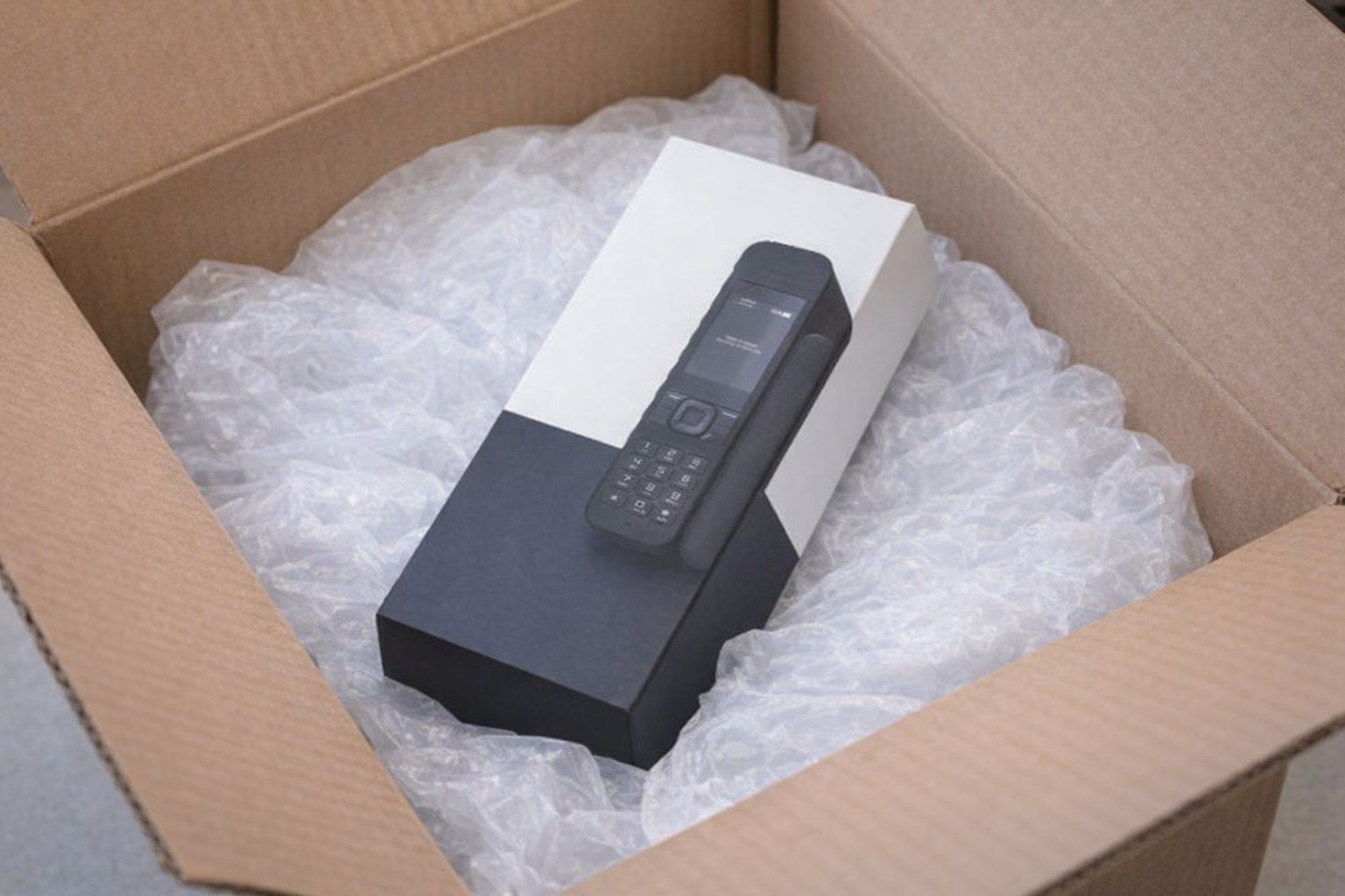 Förpackat telefontillbehör i kartonglåda med bubbelplast, redo för frakt.