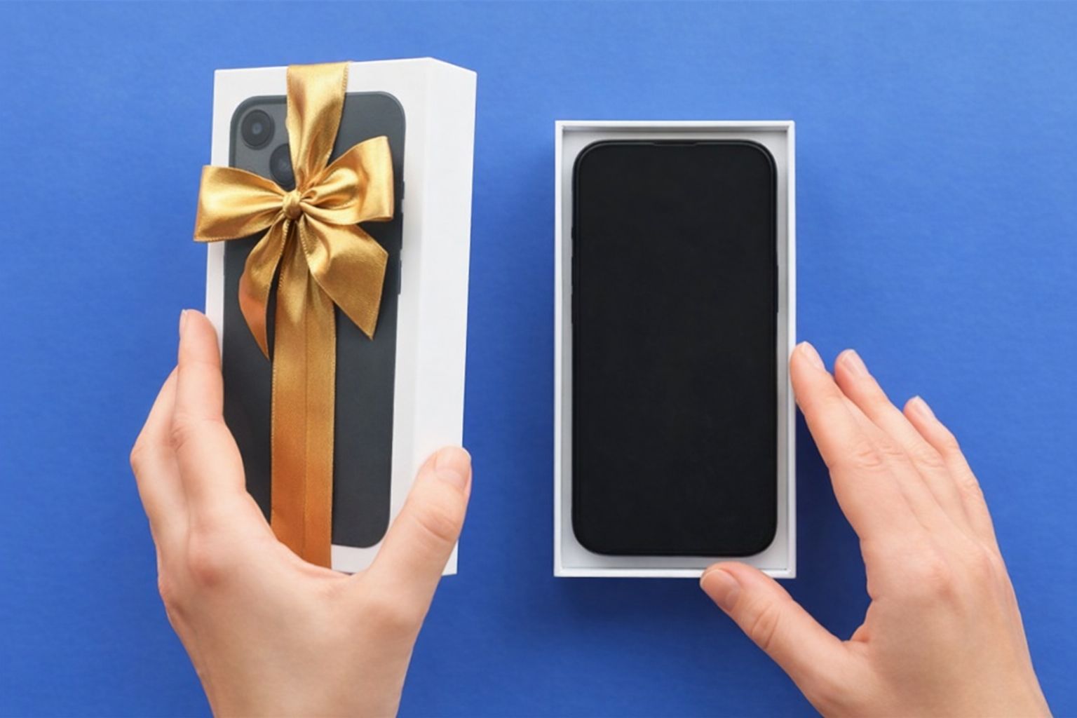 Händer håller nya telefoner i presentförpackningar på en blå bakgrund.