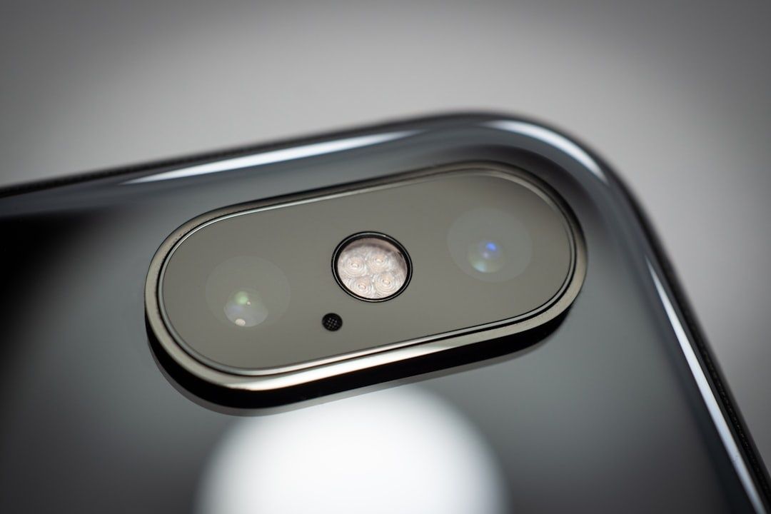 Närbild av mobilens utstickande kamerahus med tre linser och blixt